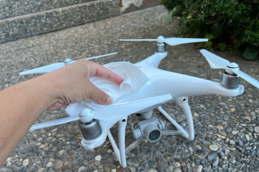 DJi Phantom 4 Drohne abwischen